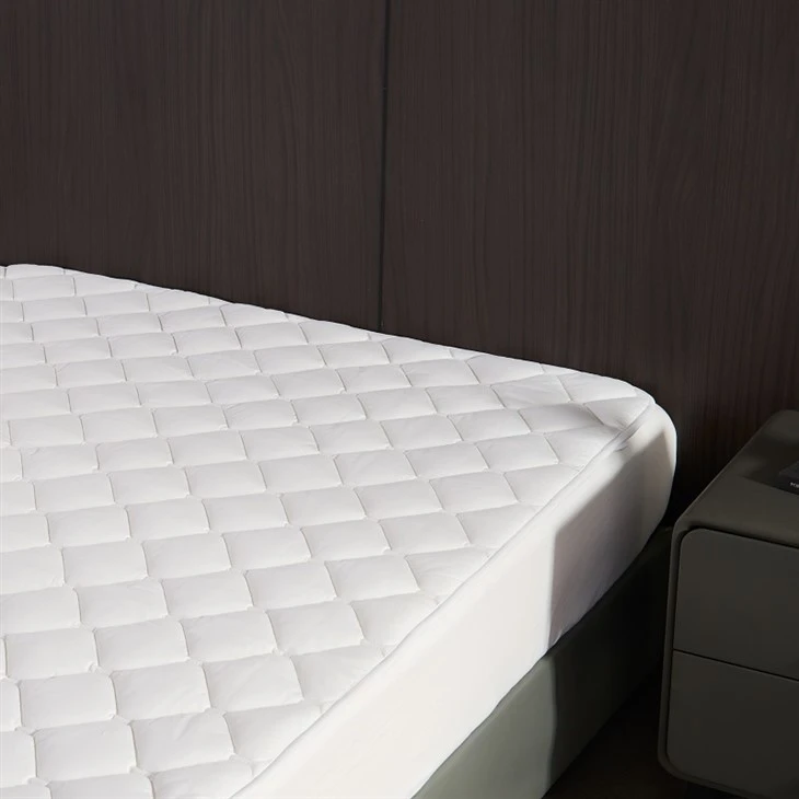 White Comfortable Polyester Mattress Protector price